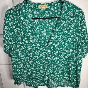 Green & White Floral Top 🤍💚